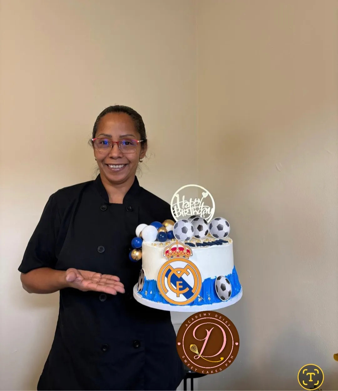Deisy Molleja presentando uno de sus cakes personalizados